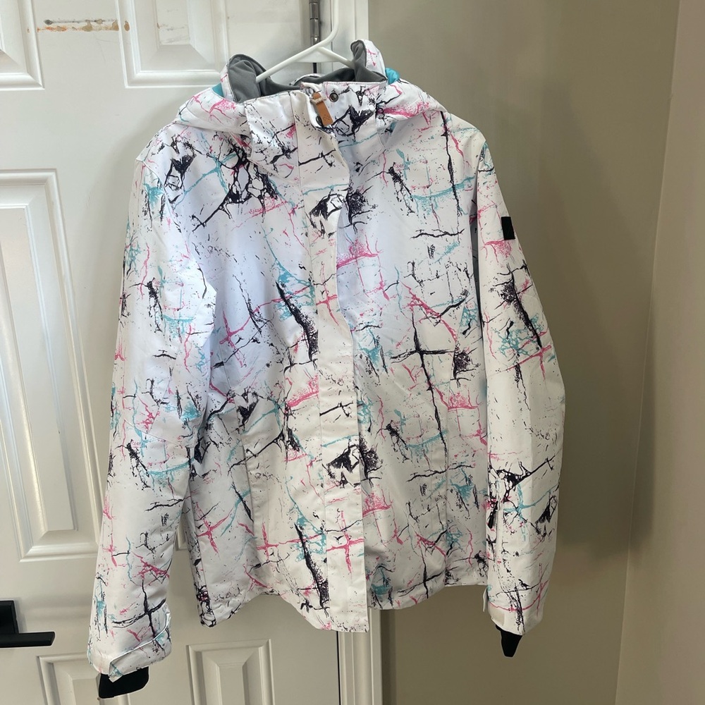 Women’s ski jacket Marble-Print Hooded Jacket with Pink & Teal Accents. Size L